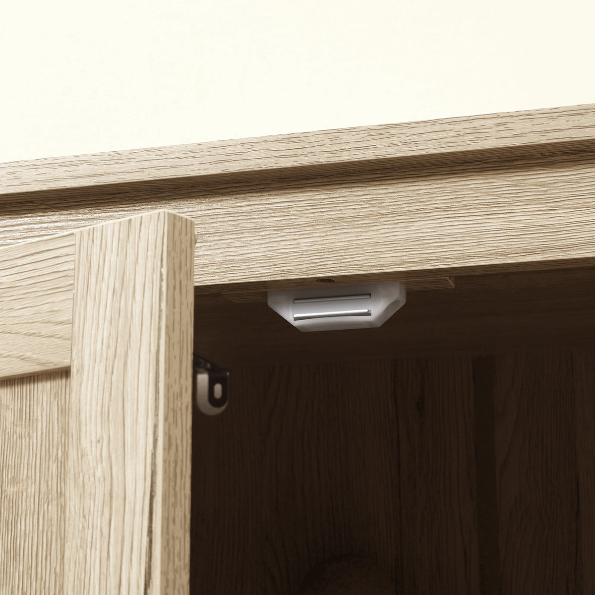 Wonderhalo magnetic door-catch close-up