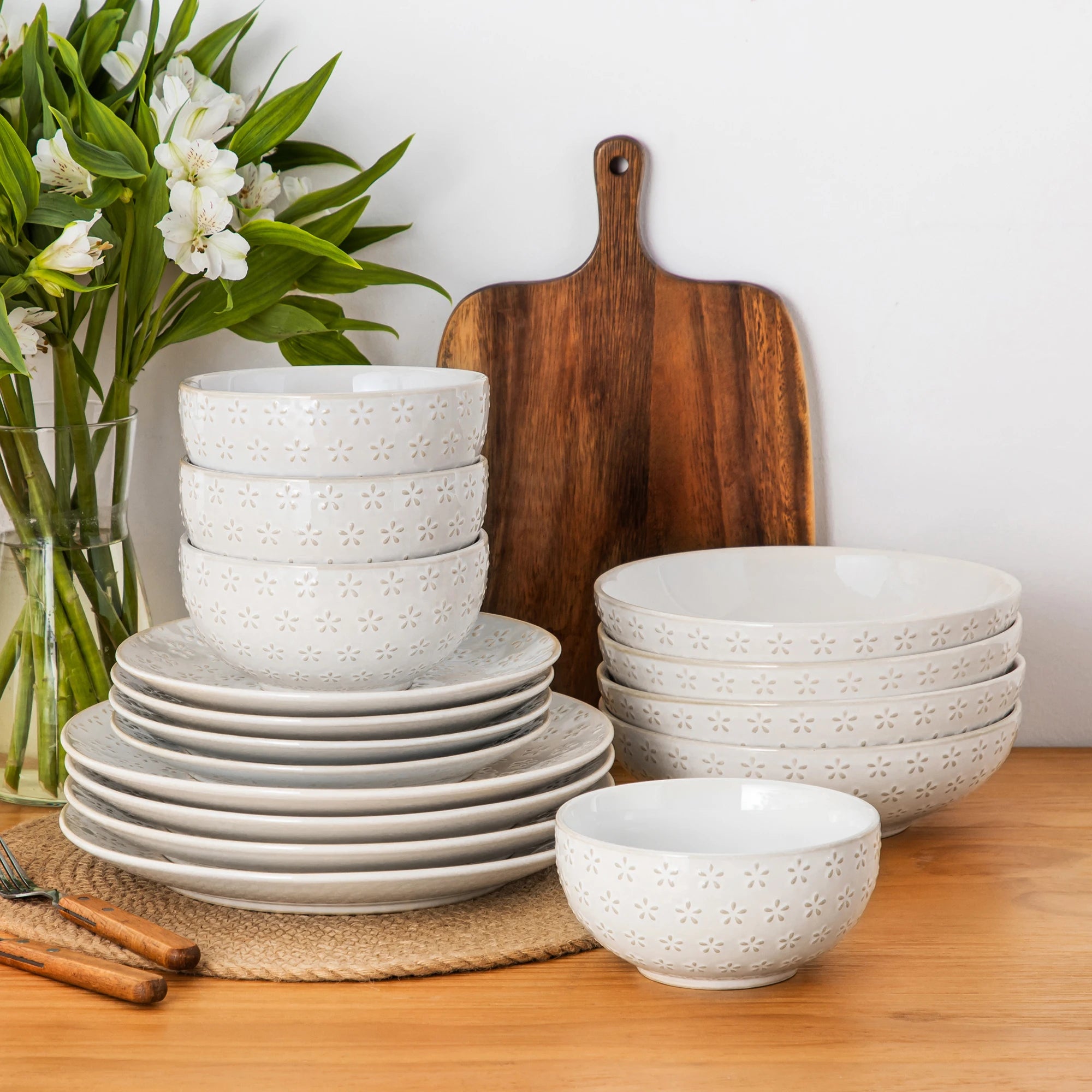 MALACASA Lydia Antique White Stoneware Dinnerware Set – 16/32 Pieces