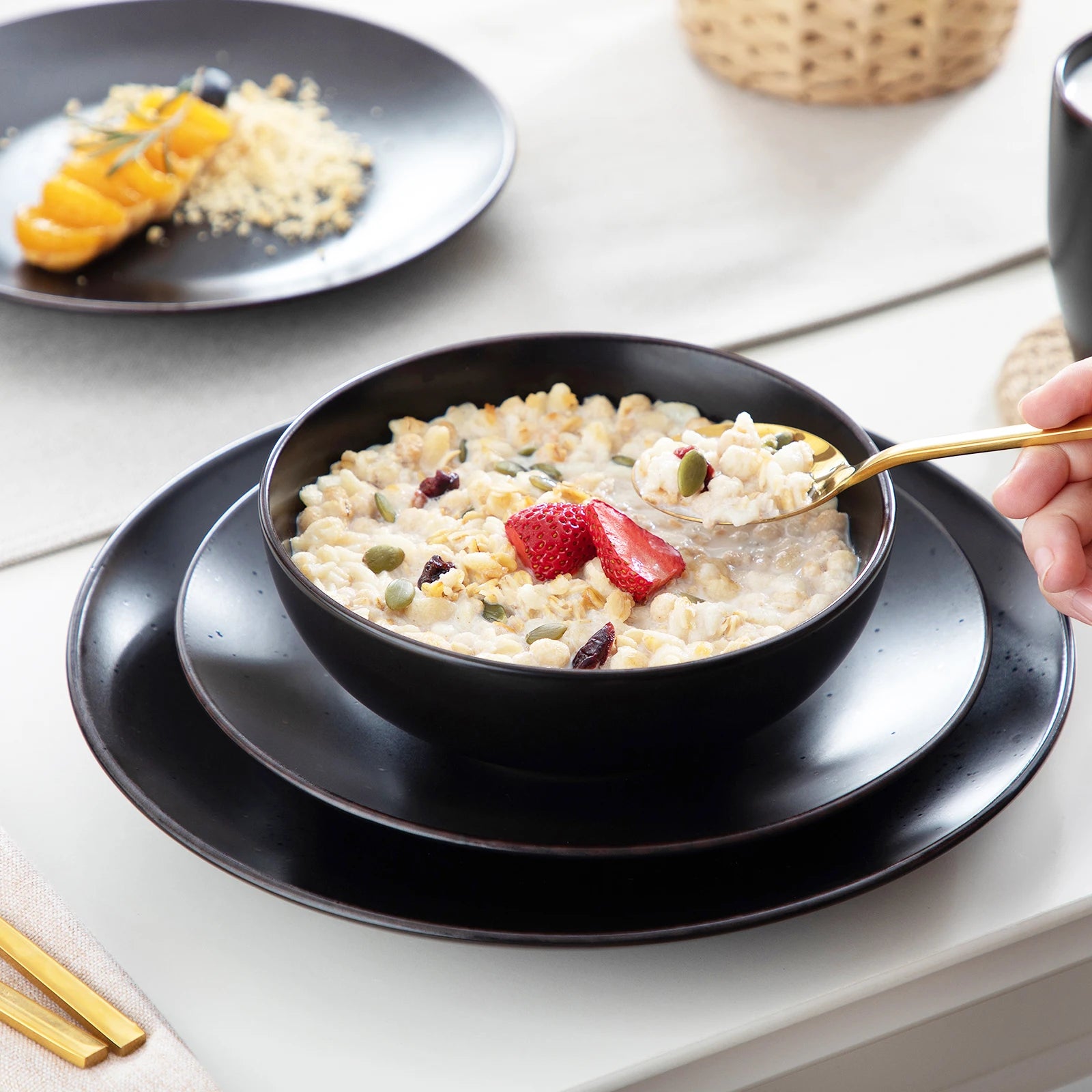 VANCASSO MODA Black Dinnerware – 16/32/48 Pieces