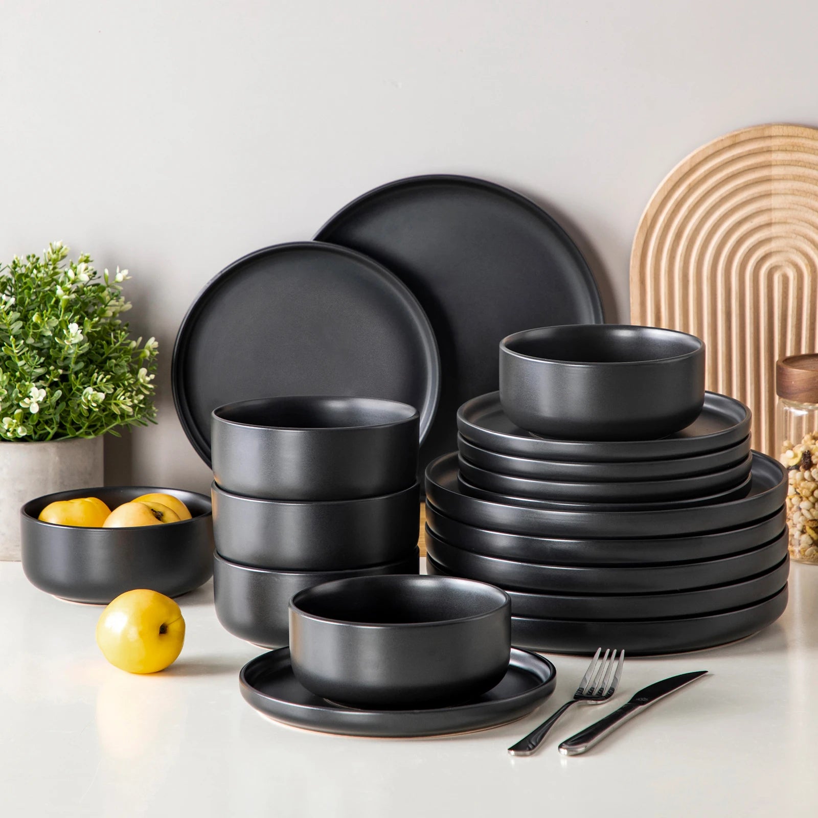 VANCASSO Playa Black Dinnerware Set - Stoneware with Matte Finish