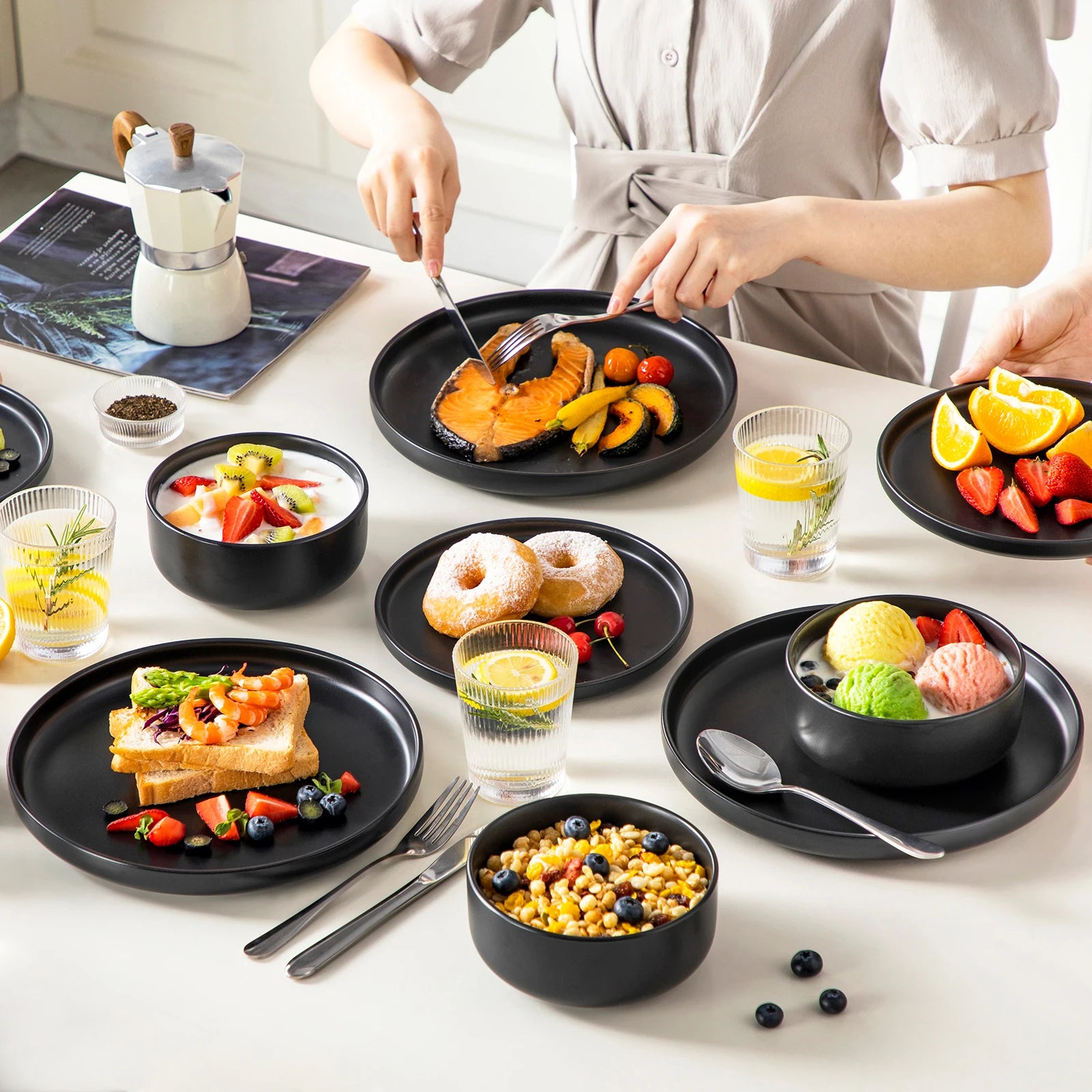 VANCASSO Playa Black Dinnerware Set - Stoneware with Matte Finish